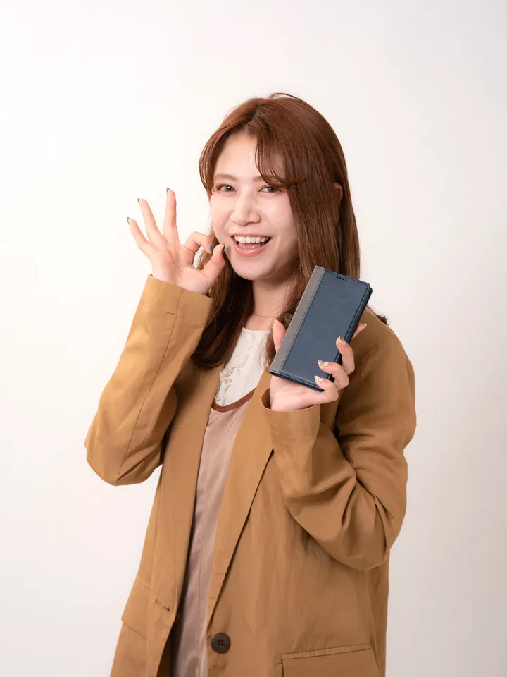 手帳型ケースを持つ女性