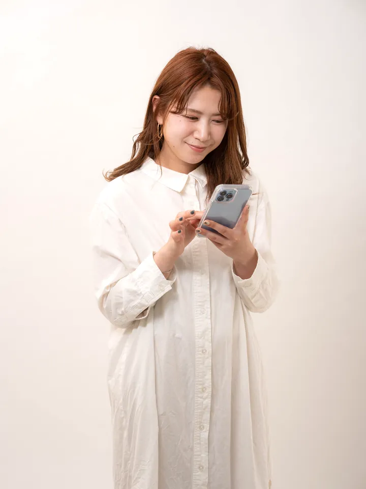 スマートフォンを操作する女性