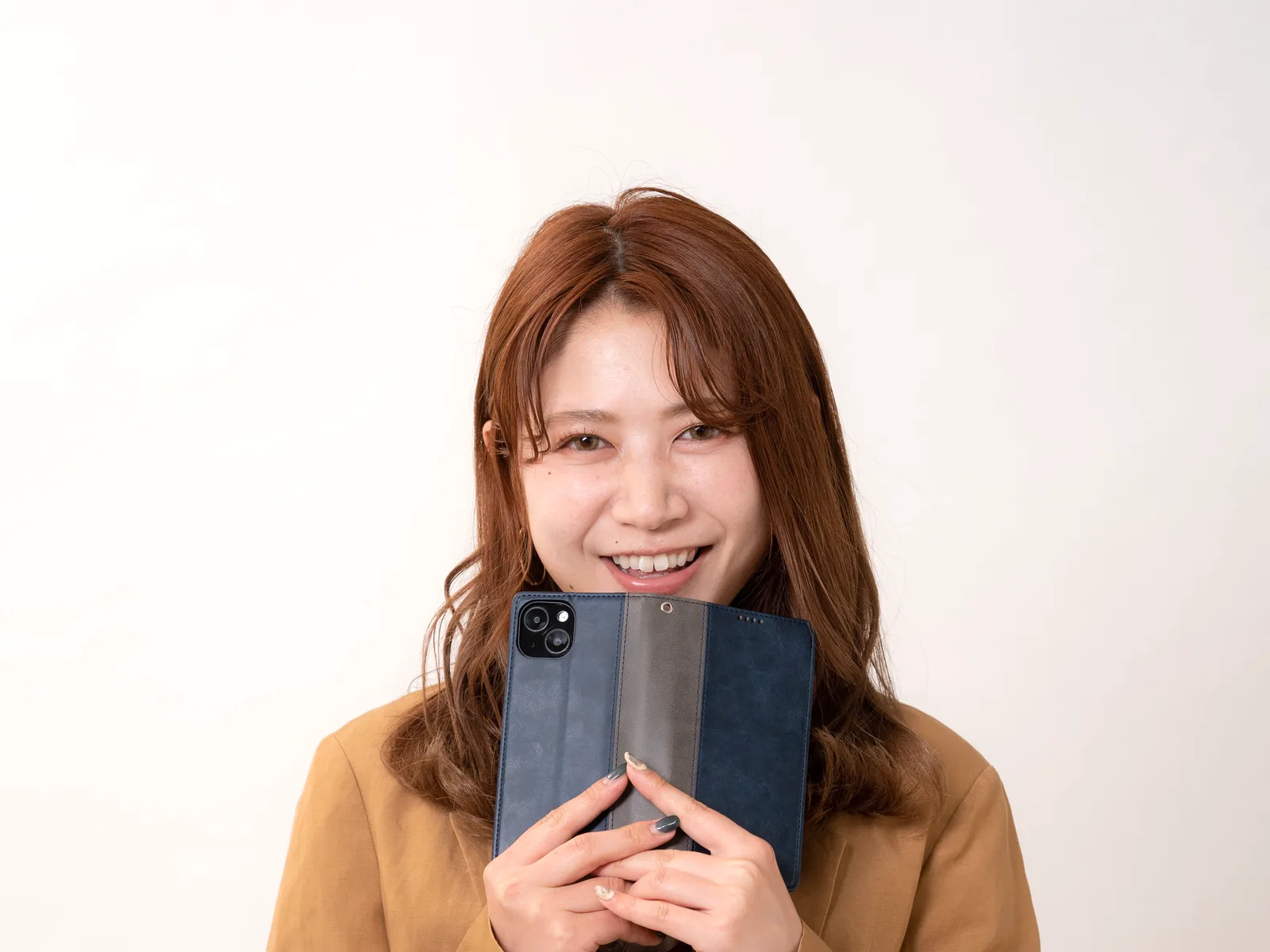 手帳型ケースを持つ女性